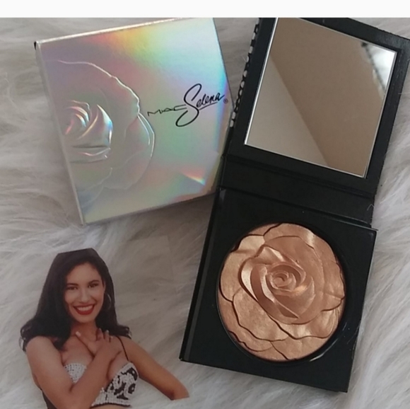 🎉🎉Host Pick 🎉🎉MAC Cosmetics La Reina Extra Dimension Skinfinish - Picture 1 of 8